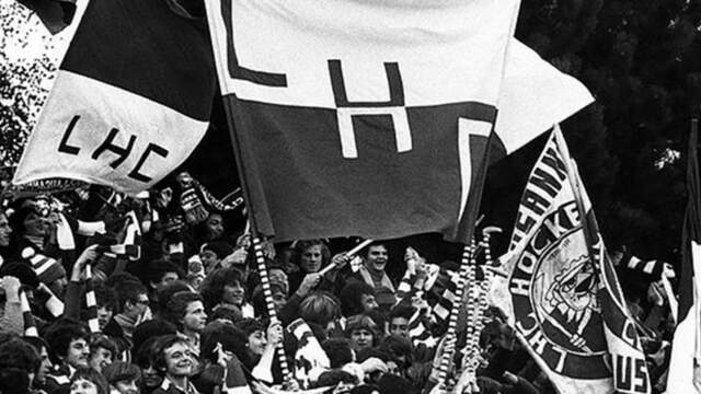 Des supporters lausannois brandissent le drapeau du LHC.