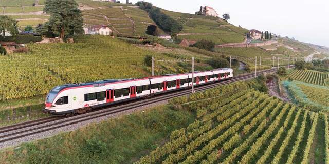 Une vue panoramique d'un train en mouvement