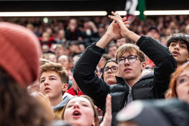 Des jeunes applaudissent les joueurs du LHC