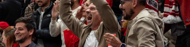 Des fans encouragent les joueurs du LHC depuis les gradins