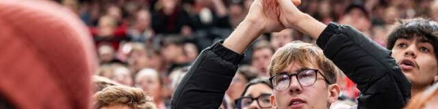 Des jeunes applaudissent les joueurs du LHC