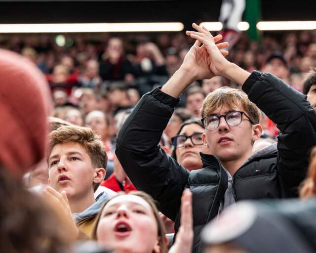 Des jeunes applaudissent les joueurs du LHC