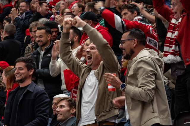 Des fans encouragent les joueurs du LHC depuis les gradins